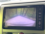 【バックカメラ】駐車時に後方がリアルタイム映像で確認できます。大型商業施設や立体駐車場での駐車時や、夜間のバック時に大活躍!運転スキルに関わらず、今や必須となった装備のひとつです!