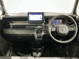 使いやすいレイアウトのダッシュボード周辺です。オートエアコンや小物入れなど嬉しい装備が満載です。