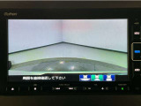 【バックカメラ】運転が苦手な方も車庫入れラクラクです!ギアをリバースに入れれば自動的に切り換わりますので、面倒な操作は不要です♪狭い駐車場もお車を傷つけず安心ですね!