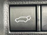 【パワーバックドア】スマートキーや運転席のボタンを押すだけでリアゲートが自動で開閉します!荷物を持っている時や、高い位置にあるバックドアを閉める際に便利な機能です♪