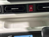 手の届くところにスマートフォンが置けるインパネセンタートレイ