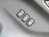 運転席はシートメモリー機能が付いているので、自分以外の人がシートを動かしても、ボタン一つでセットした位置に戻せます。