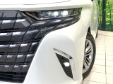 【LEDヘッドライト】悪天候や夜間走行時も良好な視界を確保し安心して運転できる高輝度LEDヘッドライトを装備!点灯速度が早く、消費電力も抑えられています。