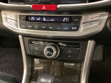 オートエアコンがついてます。左右独立で温度設定のできるデュアルオートエアコンです。リア熱線のスイッチの中に、雪道に対応したサイドミラーヒーターも入っています。