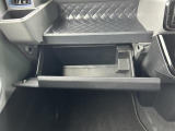 【グローブボックス】大容量のグローブボックスです!!車検証ケース他、日頃使う小物類の収納スペースもたくさんあります!