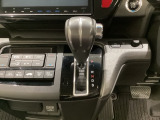 CVT車のセレクトレバーです。低速から高速まで、変速ショックのないスムーズな走りを実現するとともに、エンジン効率のよい領域を維持することで燃費にも貢献します。