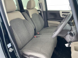 【運転席】座り心地が良いシートなので長時間の運転でも快適にお過ごしいただけます。新品のフロアマットのご注文も可能です。掲載箇所以外にご希望の写真がございましたらお気軽にお問い合わせ下さい。