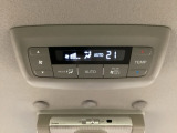 ルーフ中央にエアコン操作パネルがついていますので、2列目・3列目にお乗りの方も快適に過ごせます。