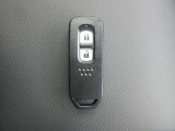 スマートキー付きです。人気装備の一つで、鍵を触らなくてもドアロックの開錠、エンジンの始動が出来ます。雨の日もキーを探す手間からも解放されますね。