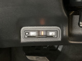 ハンドルの左下にETCがついています。高速道路の料金所の通過も楽々です!。 カードの取り出しもしやすい場所についています。