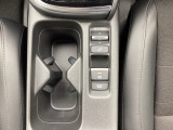 運転席からも助手席からも自由に使えるドリンクホルダー付。停車中にブレーキペダルを踏み続けなくてもブレーキ保持ができるオートマチックブレーキホールド機能もついております。