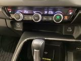 オートエアコンがついてます。左右独立で温度設定のできるデュアルオートエアコンです。パネル内のシートヒータースイッチは前席の左右別々に温度設定ができます。