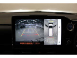 【全方位カメラ】 車の前後左右に取り付けられたカメラで、視線やバックモニターでは死角となる前方や真横も確認できます。狭い駐車スペースもスムーズに駐車できます。