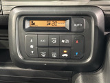 オートエアコンがついていますので、簡単操作で快適に過ごせます。希望の温度に自動調整してくれるのが便利です。