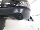 助手席側で見えにくい左前方の映像を、車内のマルチファンクションディスプレイに映し出します。前方への駐車や左寄せ、狭い道でのすれ違いなど、さまざまなシーンで安心して運転できる便利な機能です。