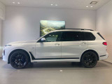 BMWではロングホイールベースの採用をしており、すべての車種に適用され、走行中の安定感の向上されております。また室内空間の広さにも貢献しております。