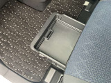 シートアンダーボックスです、靴とかを収納するに便利です。