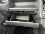 【グローブボックス】大容量のグローブボックスです!!車検証ケース他、日頃使う小物類の収納スペースもたくさんあります!