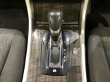 CVT車のセレクトレバーです。低速から高速まで、変速ショックのないスムーズな走りを実現するとともに、エンジン効率のよい領域を維持することで燃費にも貢献します。