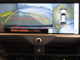 パノラミックビューモニター付きです。車両を上から見たような映像をディスプレイオーディオ画面に表示。運転席からの目視だけでは見にくい、車両周辺の状況をリアルタイムでしっかり確認できます。