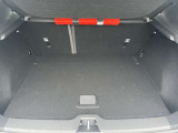 奥行きの広いトランクルームは荷物を固定するためのフックや12V電源を備えるなど、使い勝手にも配慮されています。