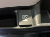 【アクセサリーソケット(電源ソケット)】電源からケーブルをつなげば、スマートフォンなどの電子機器の充電などを行うことができます!ゲーム機器や、カメラの充電にも便利ですね。