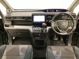 車内は光触媒抗菌消臭施工済です。スタイリッシュなデザインでスポーティなインパネ周りを演出します。グローブボックスやカップホルダーのほかにトレーなどたくさんの収納スペースが付いています。