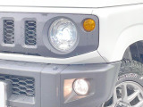 【LEDヘッドライト】悪天候や夜間走行時も良好な視界を確保し安心して運転できる高輝度LEDヘッドライトを装備!点灯速度が早く、消費電力も抑えられています。