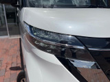 【LEDヘッドライト】悪天候や夜間走行時も良好な視界を確保し安心して運転できる高輝度LEDヘッドライトを装備!点灯速度が早く、消費電力も抑えられています。