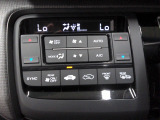 オートエアコンは左右席で独立温度コントロールが可能です。運転席はキンキンに冷やして助手席はマイルドにと言った設定が可能です。暑さ寒さでケンカすることもなくなりますね。