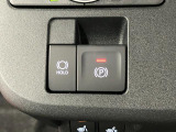 【電動パーキングブレーキ+オートブレーキホールド機能】 指先だけで簡単に操作が可能なパーキングブレーキ、スイッチを押すとブレーキペダルから足を離してもブレーキを保持できるオートブレーキホールド搭載。
