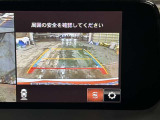 【バックカメラ】運転席から画面上で安全確認ができます。駐車が苦手な方にもオススメな便利機能です。