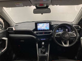 シンプルながら機能性あふれる運転席周りです。使いやすいスイッチ類の配置によりとても運転しやすいですよ。