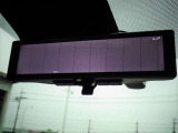 今のル-ムミラ-では人や物で視界が遮られたり天候によって後方をクリアに確認出来い場合有。そこで日産はRMに液晶モニタを搭載し車体後部カメラ映像とミラ-とを瞬時に切替る事が出来る世界初の技術スマ-トRM開発