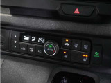 【オートエアコン】温度を設定すれば自動で快適な車内温度を保ちます。エアコン内部の高性能脱臭フィルターで車内のアレルゲンや花粉を除去。