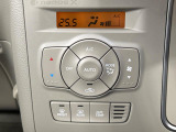【オートエアコン】一度お好みの温度に設定すれば、車内の温度を検知し風量や温度を自動で調整。暑い&hellip;寒い&hellip;と何度もスイッチ操作をする必要はありません。快適な車内空間には必須の機能ですね♪