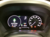 ハイブリット車専用のメーターです。右側の大型スピードメーターに加え、ステアリングスイッチを使って左のマルチインフォメーション・ディスプレイで燃費や動力伝達などの情報が見れるようになっています。