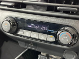 【オートエアコン】一度お好みの温度に設定すれば、車内の温度を検知し風量や温度を自動で調整。暑い&hellip;寒い&hellip;と何度もスイッチ操作をする必要はありません。快適な車内空間には必須の機能ですね♪