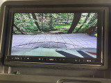 【バックカメラ】駐車時に後方がリアルタイム映像で確認できます。大型商業施設や立体駐車場での駐車時や、夜間のバック時に大活躍!