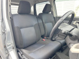運転席まわりには十分なスペースがあり、大柄な方でもゆったり運転していただける環境です。
