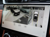 【3Dサラウンドカメラ】は狭い場所でも安心して駐車できるようにサポート。タッチスクリーンの表示と音で障害物との距離を確認できます。車幅感覚に慣れていない方や駐車の苦手な方には必見の装備といえます♪