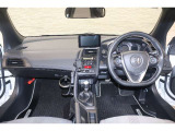 操作性に優れた運転席となります!小物入れや各ボタンの配置にこだわり、使いやすいです!座り心地もよく視認性も良好なのでロングドライブもお任せ下さい!