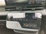 すっきりした運転席周りにはナビやエアコンの操作パネルを設置しておりますので、お一人での運転でもご安心できます。