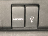 アクセサリーソケットの横にはナビゲーション用の外部入力可能なUSB端子やHDMI端子がついており、周辺には物が置けるトレーがついています。
