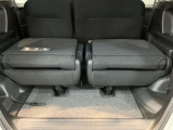 3列目シートは跳ね上げ式で収納が可能です。荷室が広くなり大きな荷物も積みやすくなります。買い物やアウトドアなど荷物が多い場面で便利です。