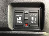 【両側パワースライドドア】スマートキーや運転席のスイッチで後席両側スライドドアの開閉が可能♪電動だから力を入れてドアを開ける必要が無く、小さなお子様でも簡単に開け閉めでき快適です♪