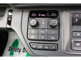 オートエアコンが装備されていますので細かい操作なしで快適温度に調整してくれます。季節の変わり目のわずらわしさはありませんね♪
