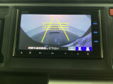 バックでの車庫入れも安心です!リアカメラが付いているバックモニター付のナビを装備しております。操作線もついており距離感も画面から確認できます。
