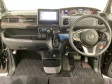 車内は光触媒抗菌消臭施工済です。インパネ周りはスタイリッシュなデザインで機能や装備も充実しています。グローブボックスやカップホルダーのほかにトレーなどたくさんの収納スペースが付いています。