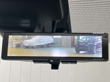 【インテリジェント ルームミラー】車両後方のカメラ映像をミラー面に映し出すので、車内の状況や、天候などに影響されずいつでもクリアな後方視界が得られます!